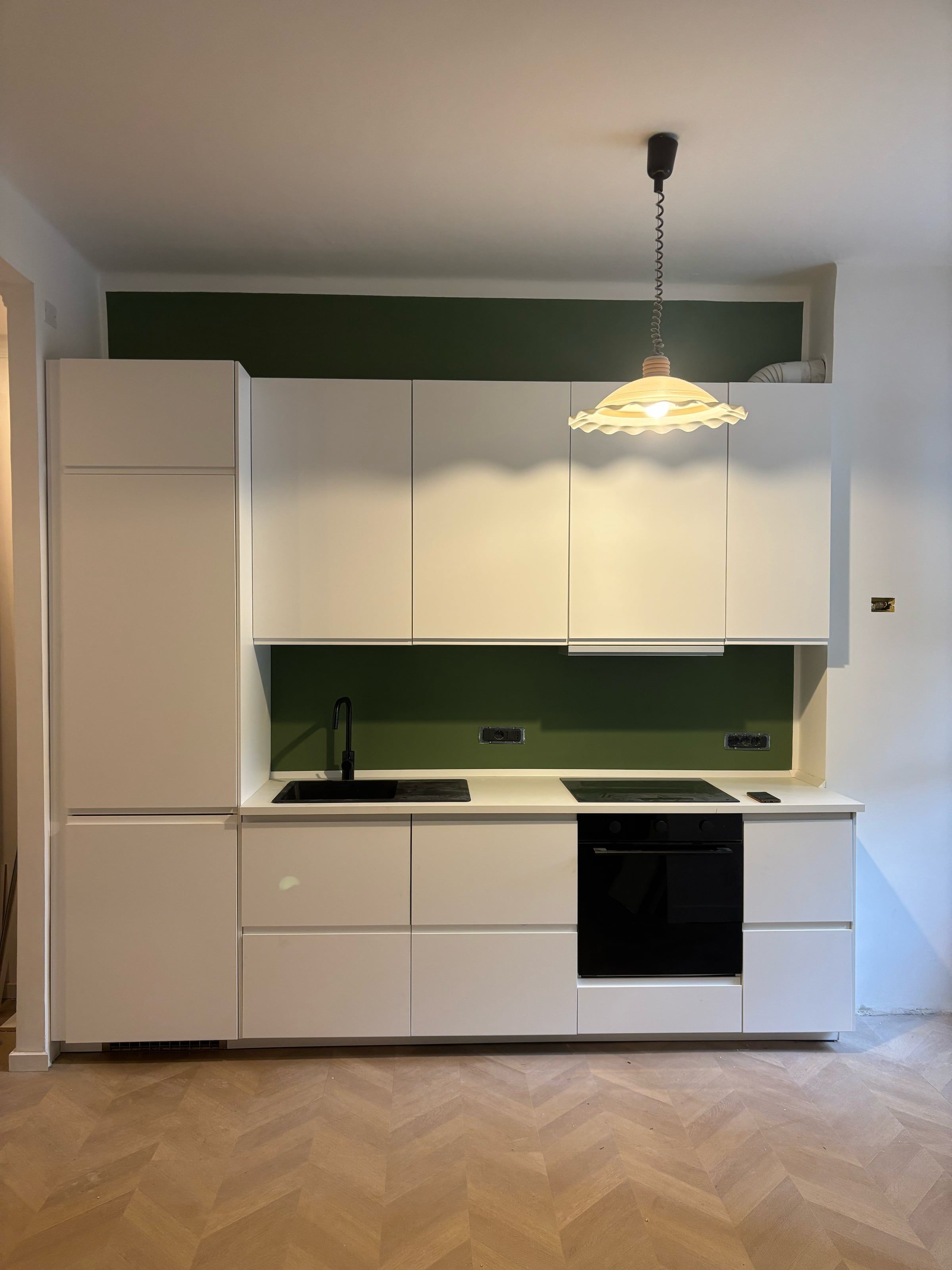 La cucina montata, a lavori quasi finiti