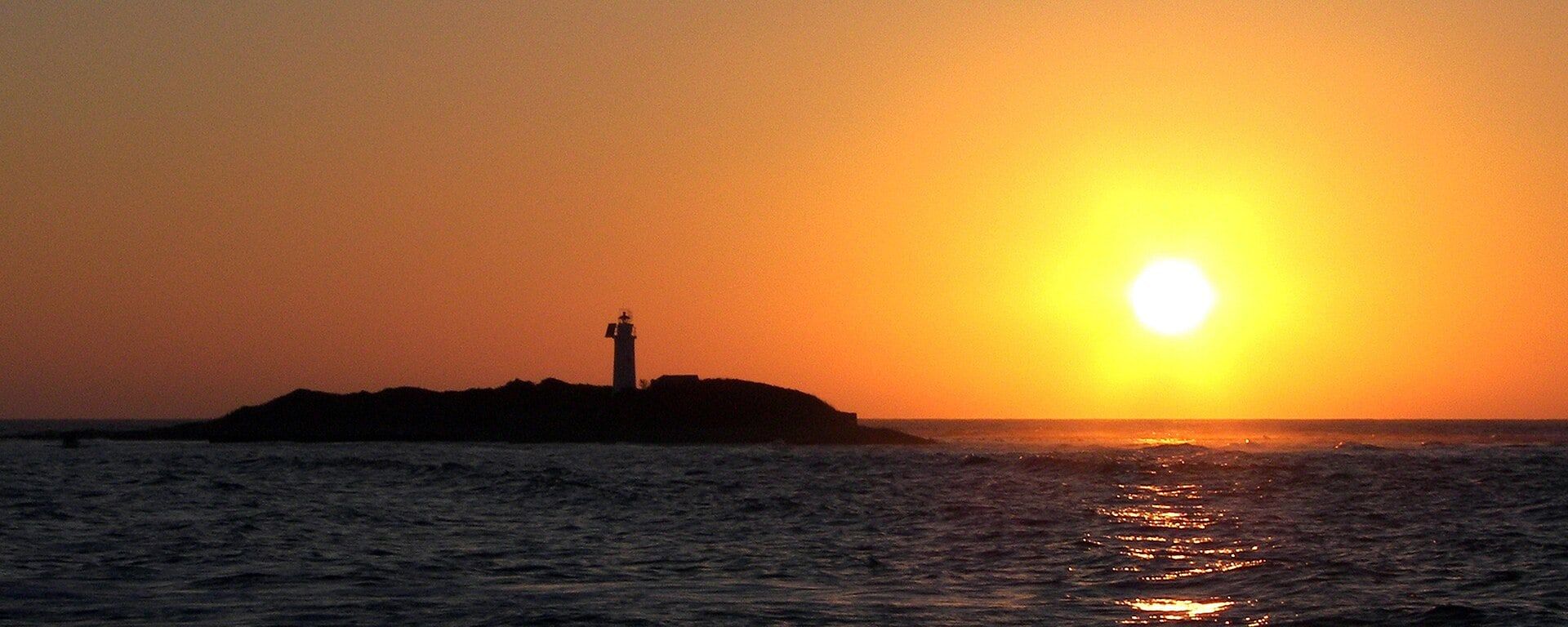 L'isola di Licosa con il faro al tramonto