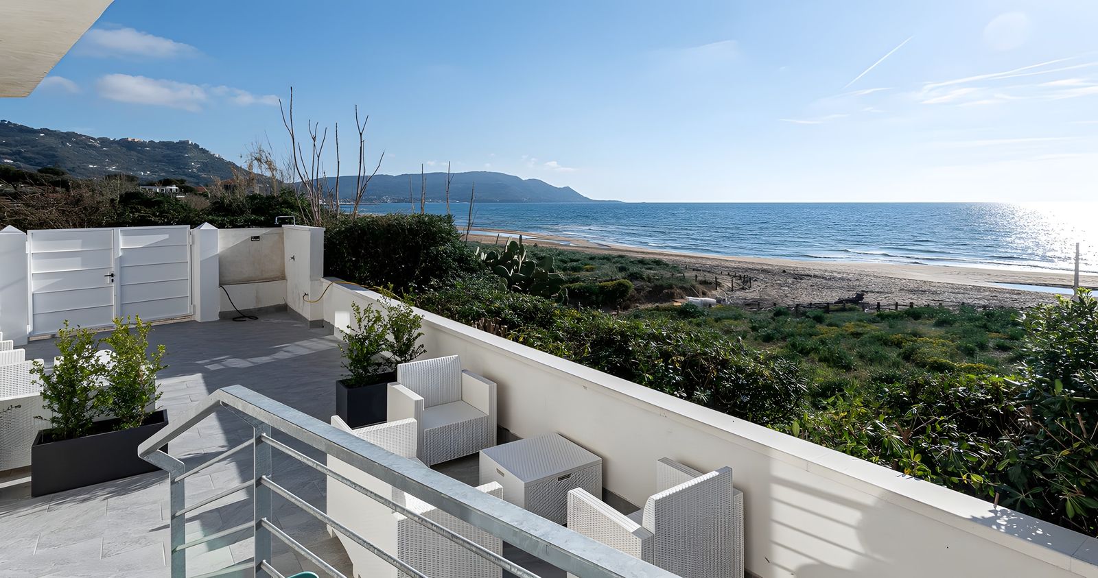 La terrazza affacciata sulla spiaggia e sul golfo di Castellabate